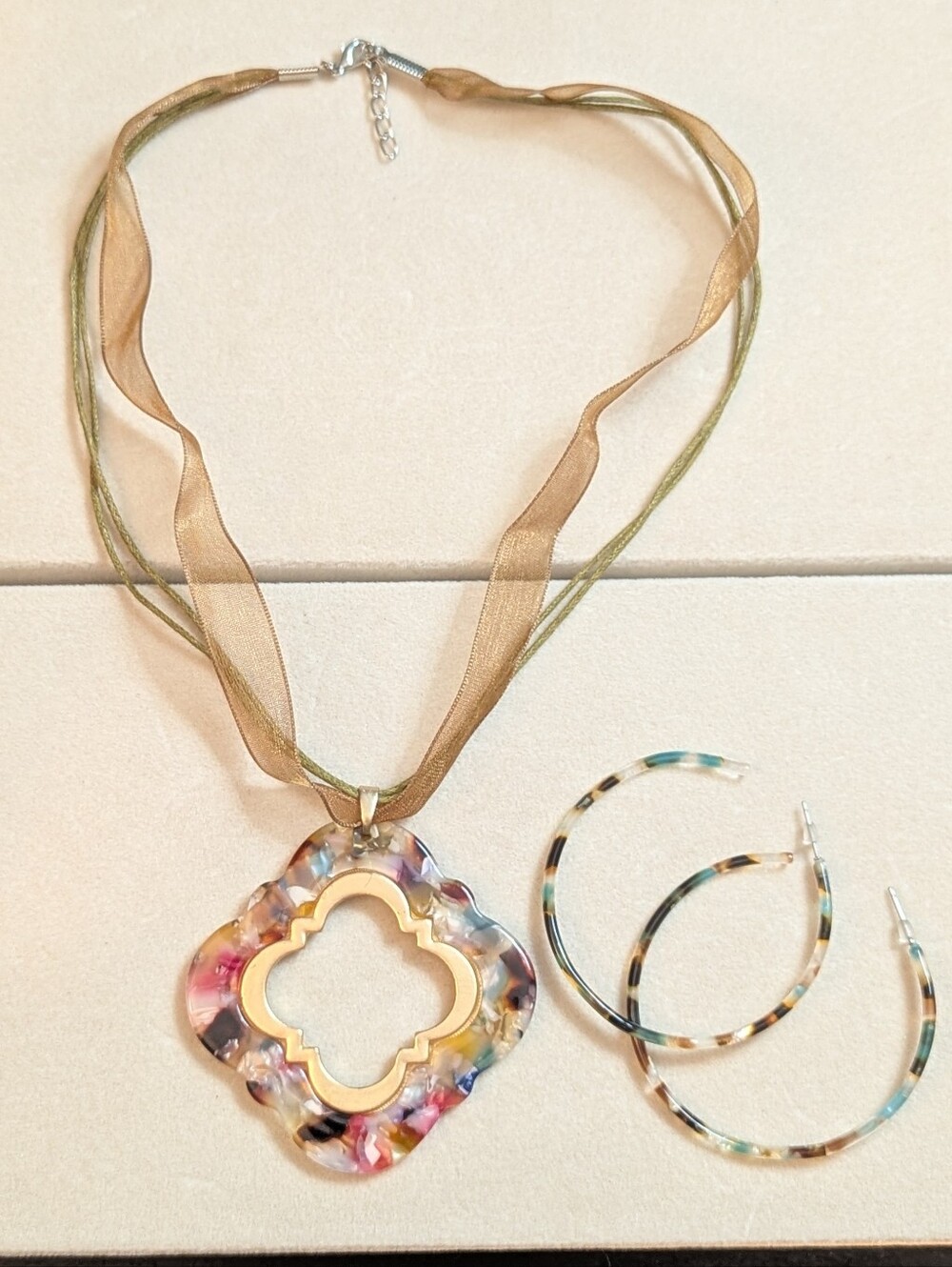 Multicolor Acrylic Pendant Necklace with Olive Ribbon And Matching Earrings